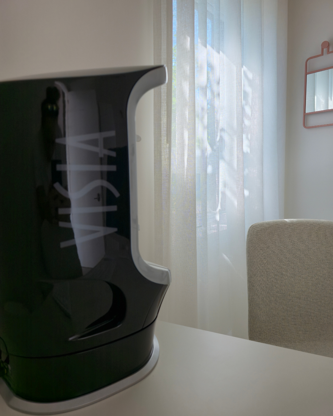 Analyseur de peau VISIA installé dans une salle lumineuse et moderne de Concept Beauté. Cet appareil de haute technologie en médico-esthétique permet une évaluation complète de la peau afin de personnaliser les soins du visage et les traitements anti-âge. Grâce à VISIA, nos esthéticiennes et expertes en santé de la peau peuvent identifier rides, taches pigmentaires, dommages causés par le soleil et texture cutanée pour créer un plan de soins sur mesure. Concept Beauté Lac-Beauport