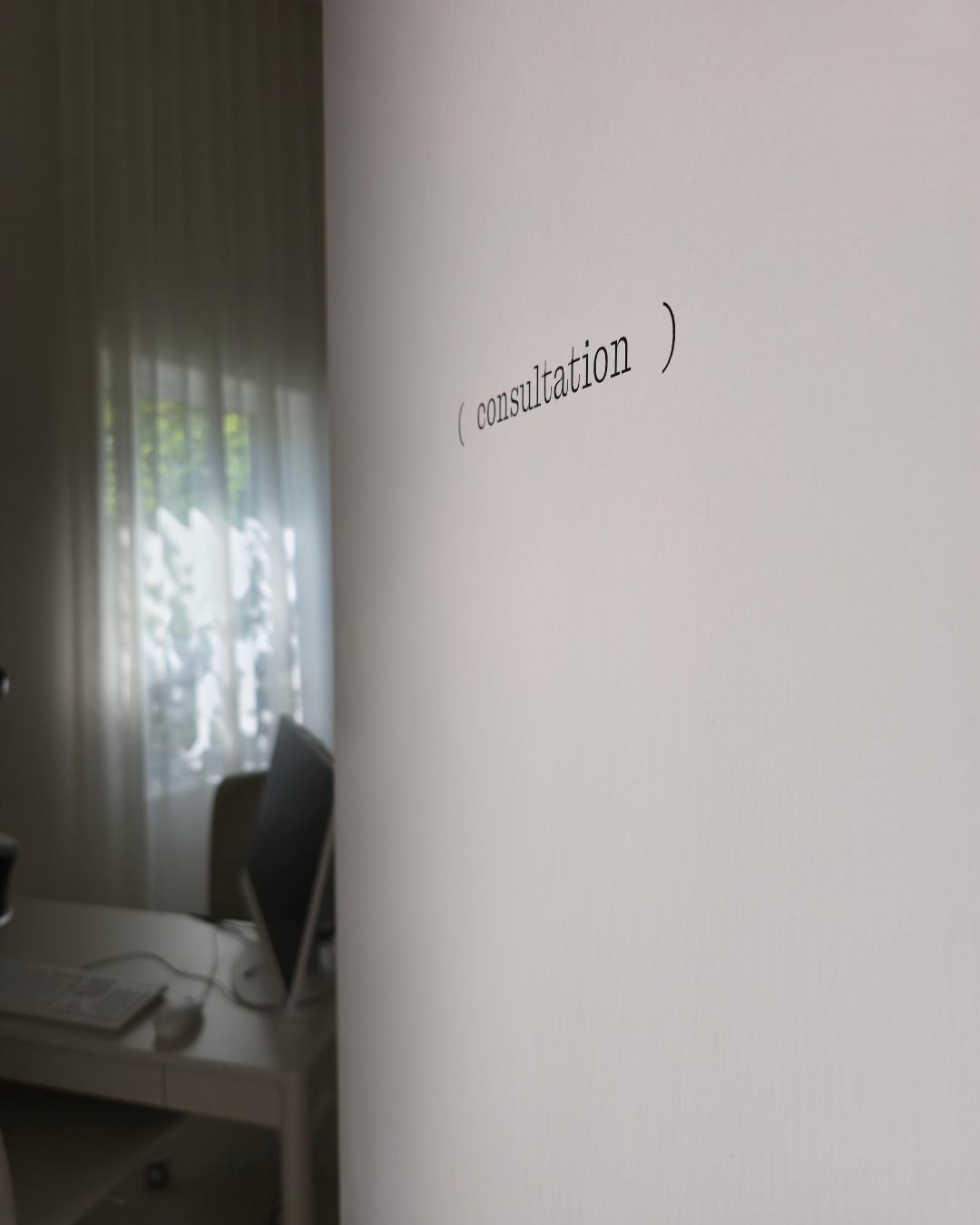 Salle de consultation médico-esthétique chez Concept Beauté, un espace lumineux et épuré conçu pour accueillir les clientes dans une ambiance chaleureuse et professionnelle. C’est ici que débute chaque parcours beauté : une analyse complète de la peau, des recommandations personnalisées et un plan de soins adapté aux besoins spécifiques. La consultation permet d’évaluer les meilleures options en soins esthétiques et médico-esthétiques pour obtenir des résultats visibles et durables. Concept Beauté