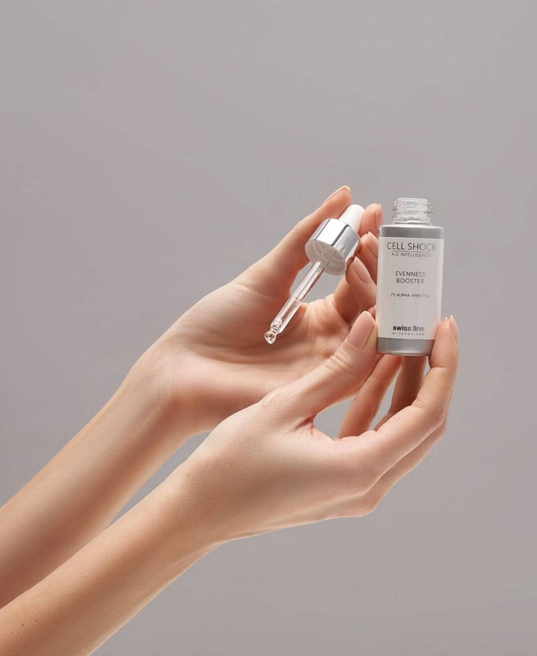 Sérum Evenness Booster Cell Shock de Swissline avec pipette, soin uniformisant à l’alpha-arbutine pour le teint.