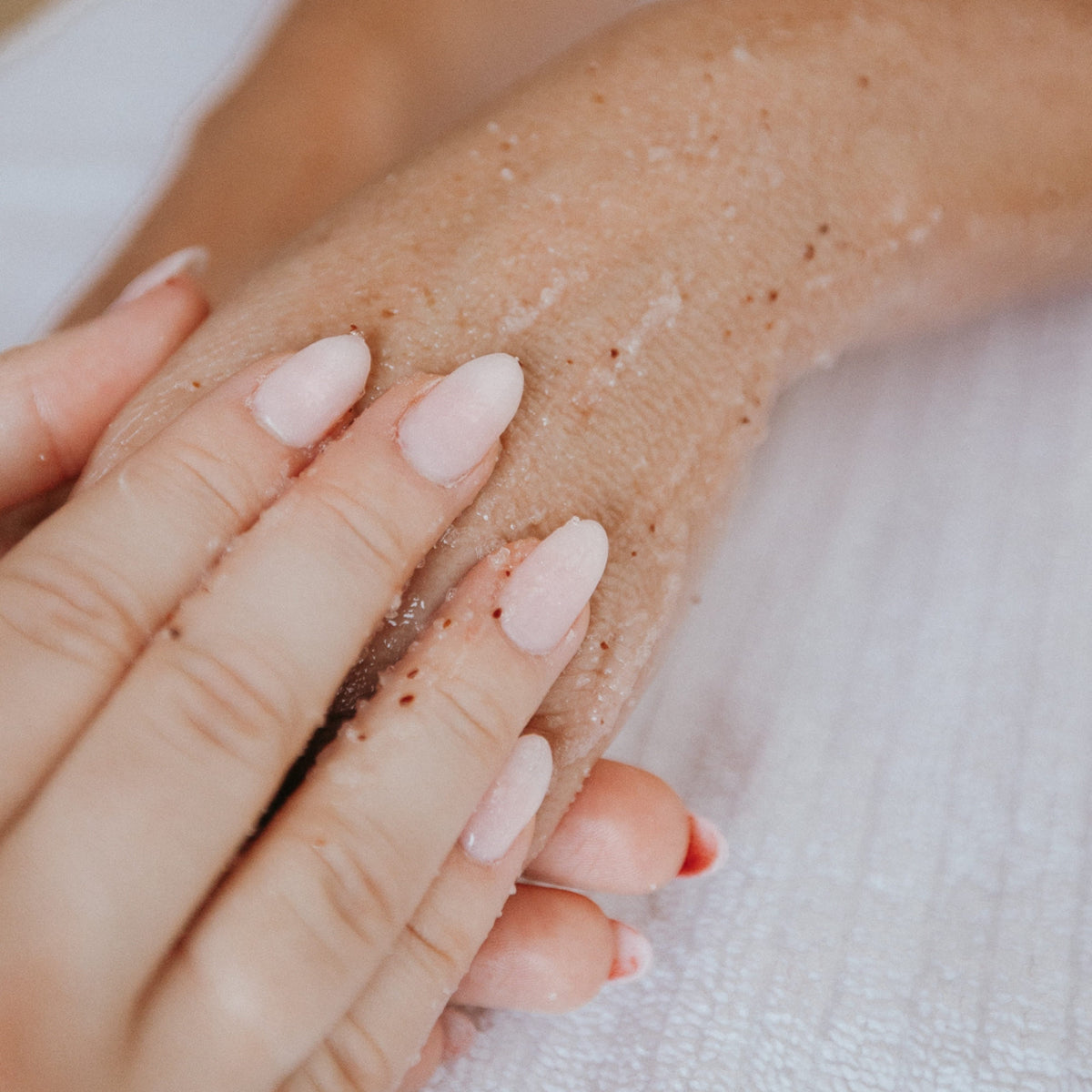 Exfoliation et soin relaxant des mains de la Carte Cocooning chez Concept Beauté Cap-Rouge, Charlesbourg et Lac-Beauport.