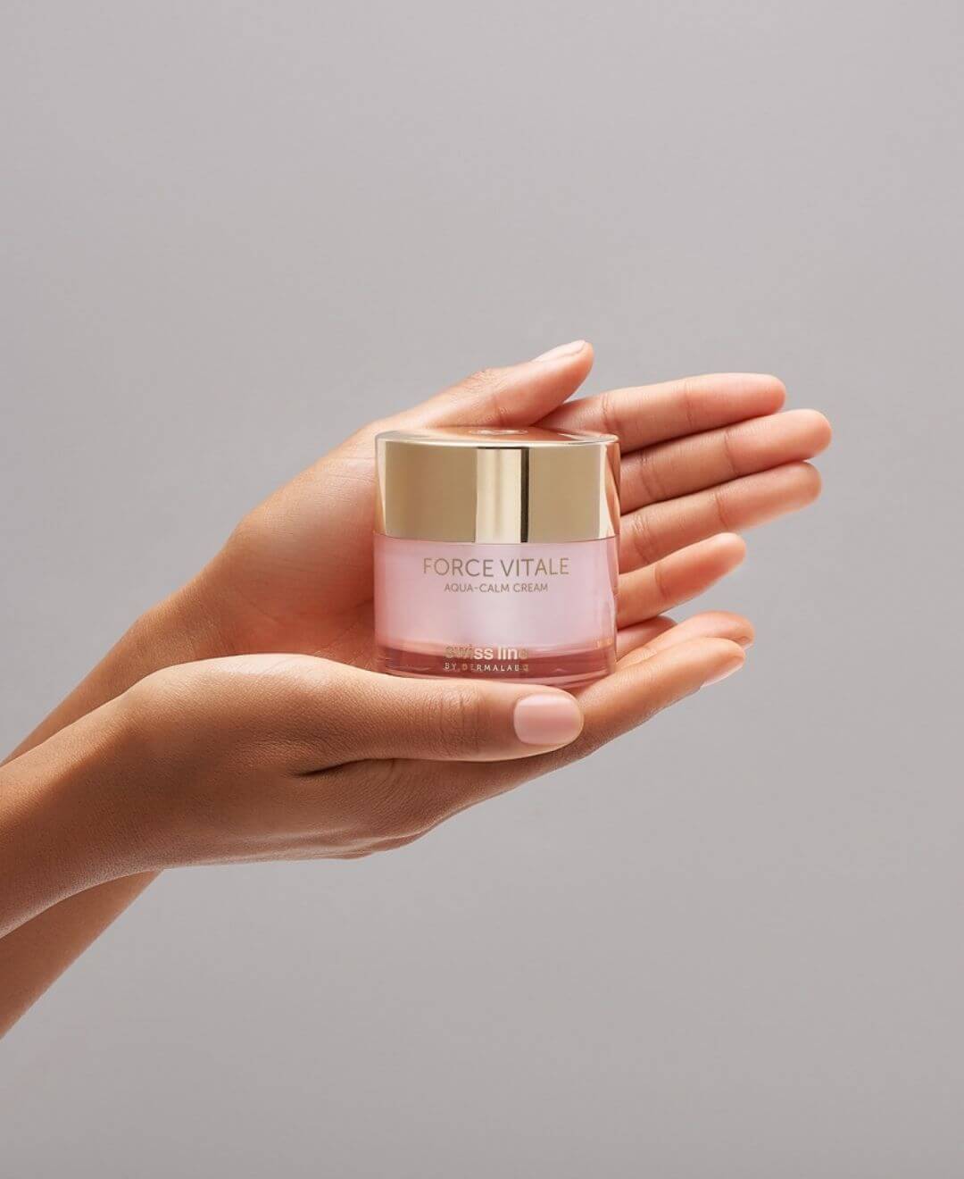 Crème Aqua-Calm Force Vitale Swissline, soin apaisant et hydratant pour peaux sensibles, présenté en main – Concept Beauté.