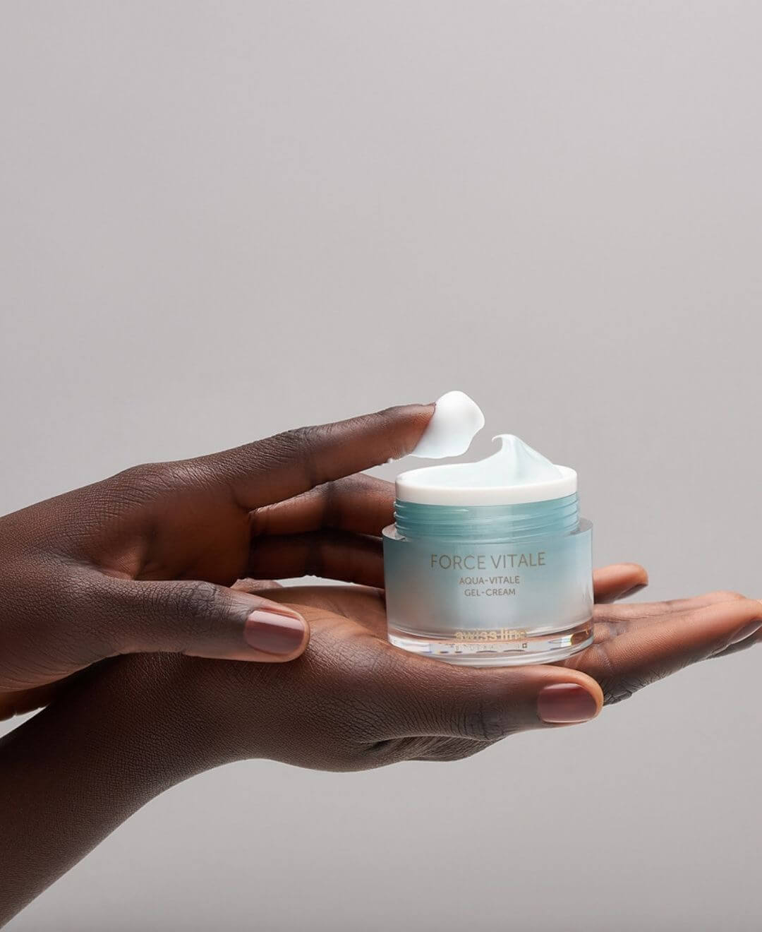 Gel-crème Aqua-Vitale Force Vitale Swissline, texture légère hydratante appliquée en main – Concept Beauté.