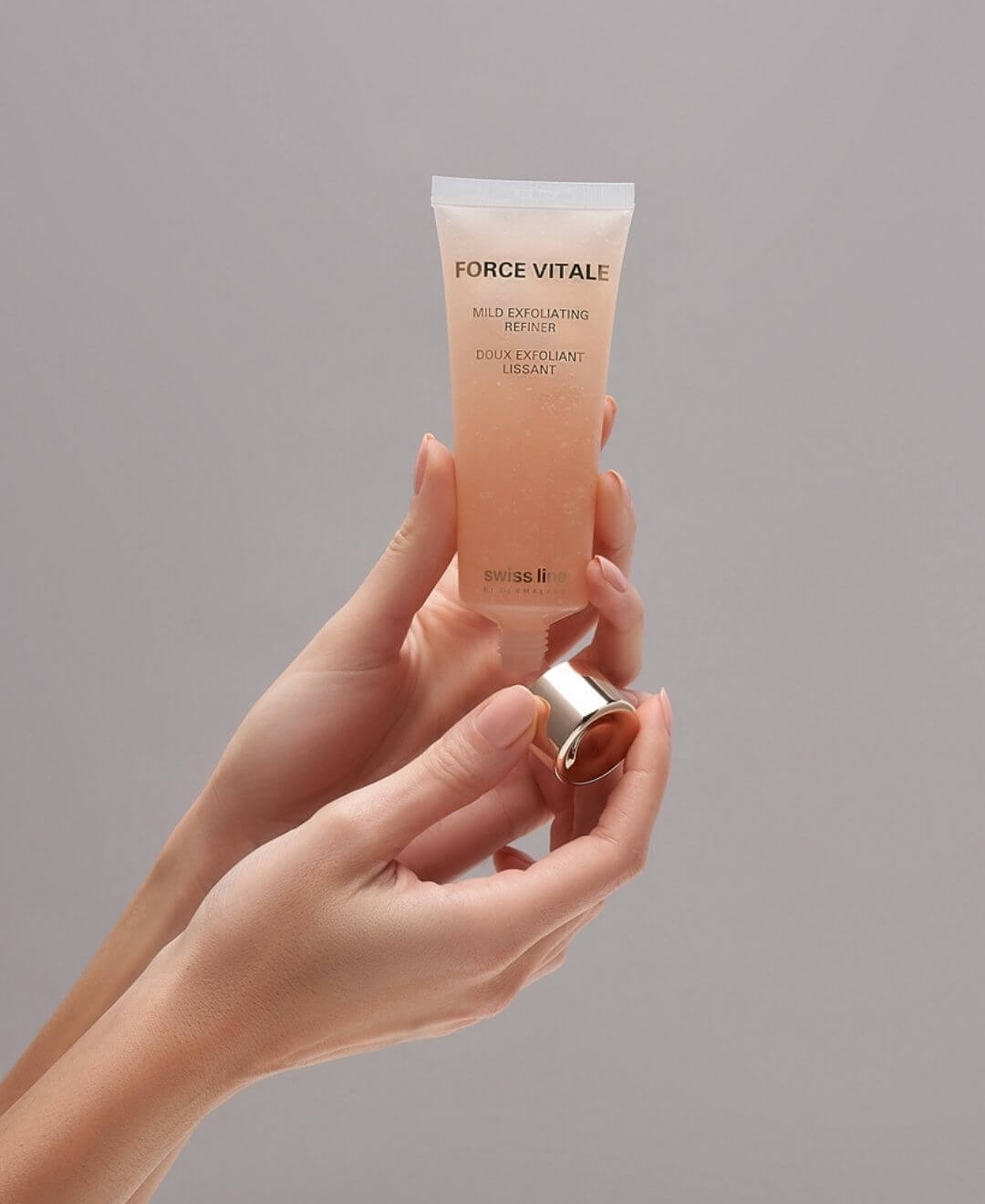 Doux exfoliant lissant Force Vitale Swissline, texture gel exfoliante pour lisser et affiner le grain de peau.