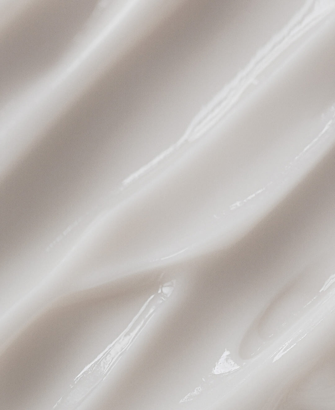 Texture onctueuse de la Crème Riche Lissante Rides LISSE PAYOT, disponible sur la boutique en ligne de Concept Beauté.