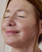 Femme dans la cinquantaine au sourire lumineux et au teint naturel, illustrant le Plan annuels Les Ambassadrices du bien-être 50-59 ans de Concept Beauté. Ce forfait médico-esthétique complet inclut l’analyse VISIA, des soins du visage ciblés comme BELA MD, ainsi que des traitements de radiofréquence monopolaire et de lumière pulsée pour redensifier la peau, atténuer rides et taches pigmentaires, et stimuler la production de collagène. Conçu pour répondre aux besoins spécifiques des peaux matures, ce plan a