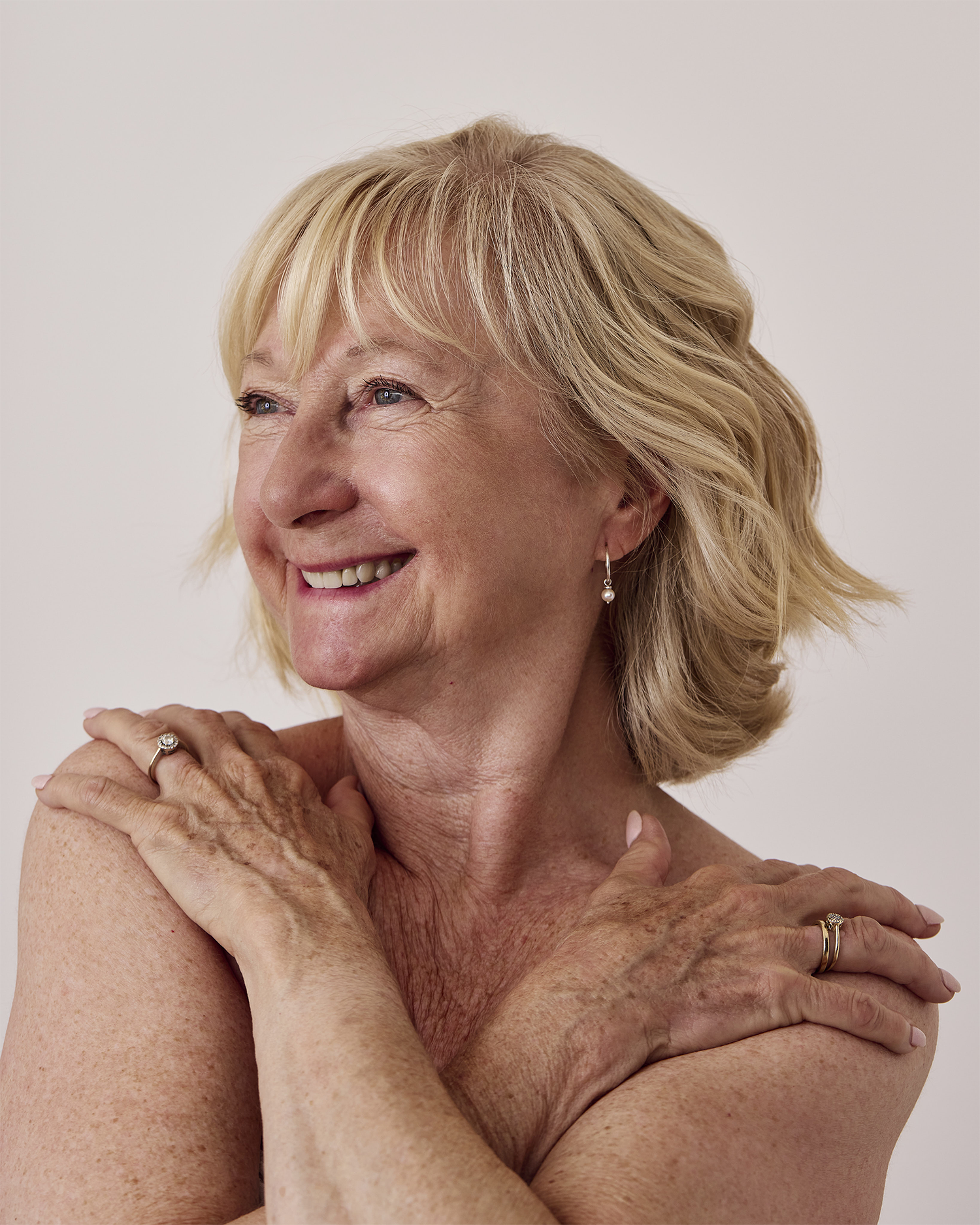 Femme souriante dans la soixantaine, peau lumineuse et cheveux blonds coiffés avec élégance, représentant le Plan annuels Les Élégantes en liberté 60 ans et + de Concept Beauté. Ce forfait médico-esthétique adapté aux peaux matures inclut l’analyse avancée VISIA, des soins du visage comme BELA MD, la radiofréquence monopolaire et la lumière pulsée pour redonner fermeté, lisser les rides profondes et atténuer les taches pigmentaires. Pensé pour soutenir la régénération cutanée, raviver l’éclat et préserver l