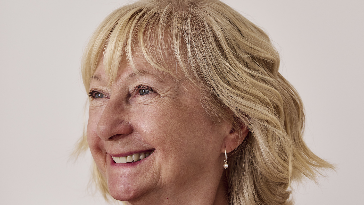 Femme souriante dans la soixantaine, peau lumineuse et cheveux blonds coiffés avec élégance, représentant le Plan annuels Les Élégantes en liberté 60 ans et + de Concept Beauté. Ce forfait médico-esthétique adapté aux peaux matures inclut l’analyse avancée VISIA, des soins du visage comme BELA MD, la radiofréquence monopolaire et la lumière pulsée pour redonner fermeté, lisser les rides profondes et atténuer les taches pigmentaires. Pensé pour soutenir la régénération cutanée, raviver l’éclat et préserver l