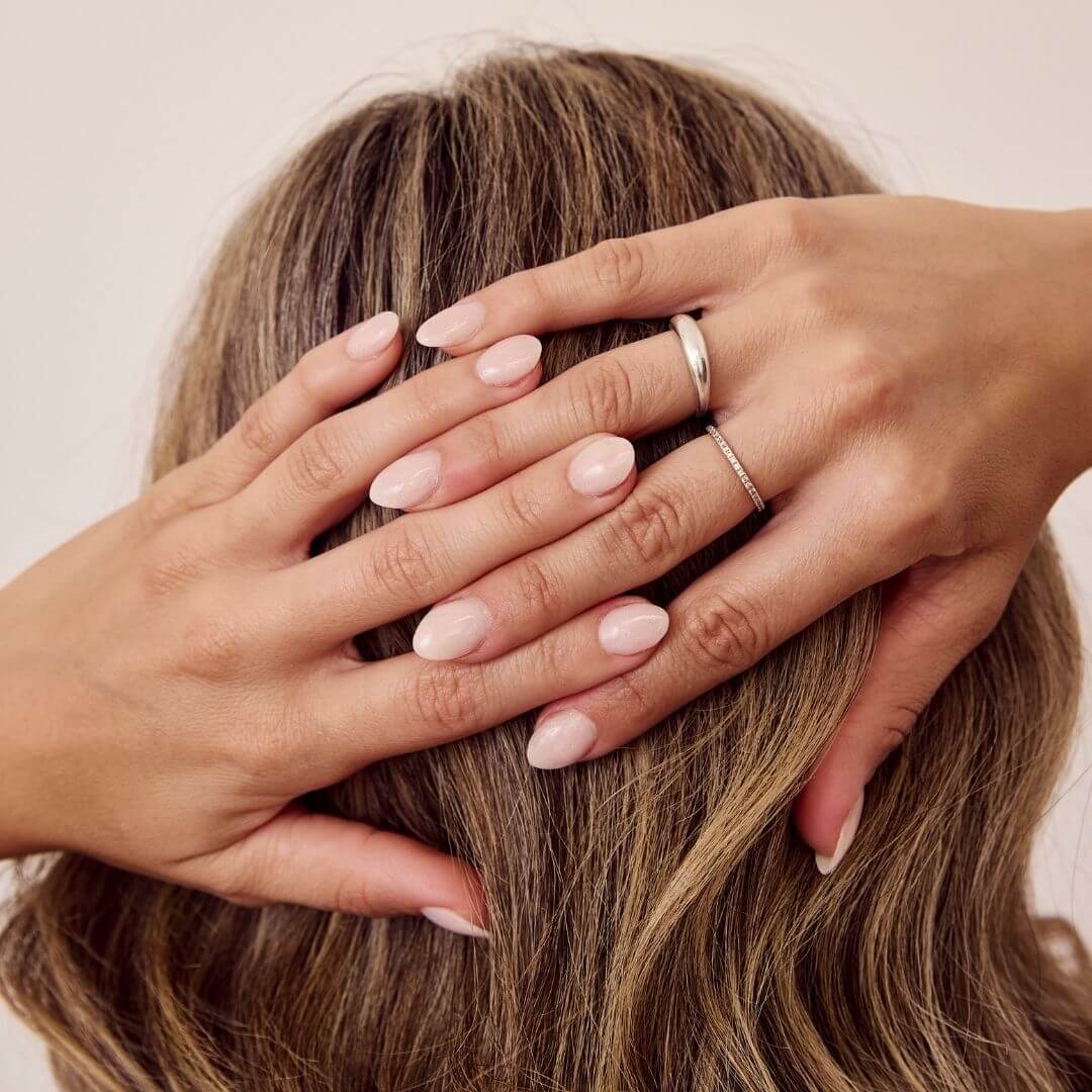 Manucure renforcement à la résine à Québec chez Concept Beauté, ongles naturels solides et brillants.