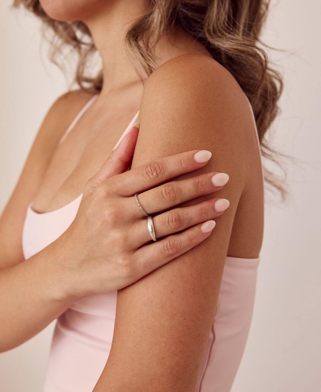 Manucure renforcement résine à Québec, ongles naturels élégants et durables chez Concept Beauté.