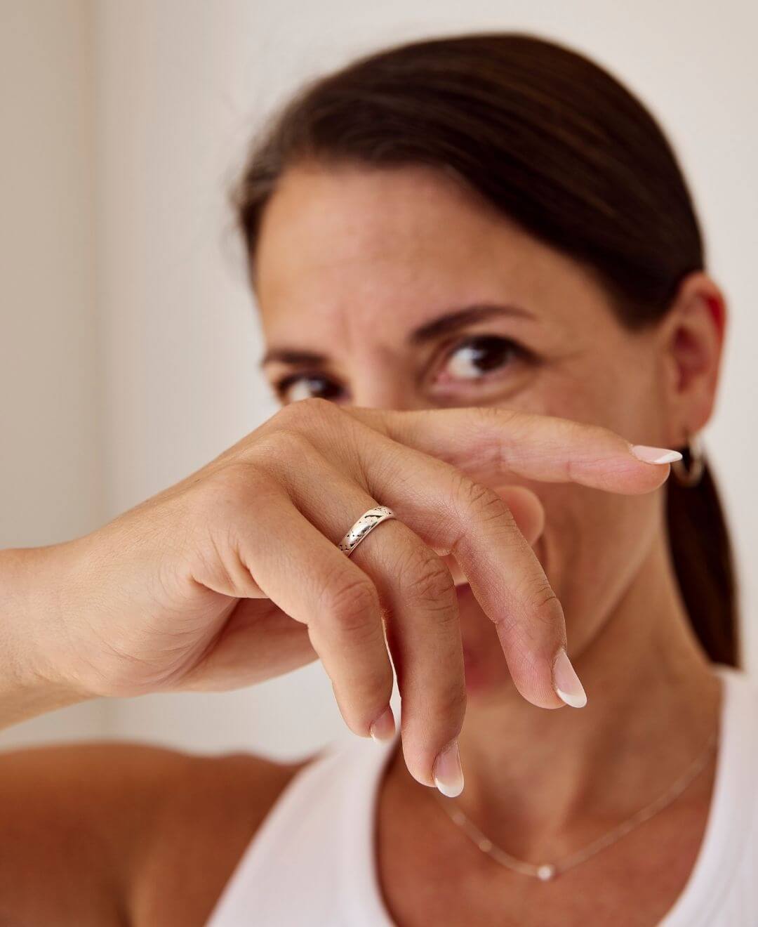 Manucure française avec renforcement à la résine à Québec, finition naturelle et élégante.