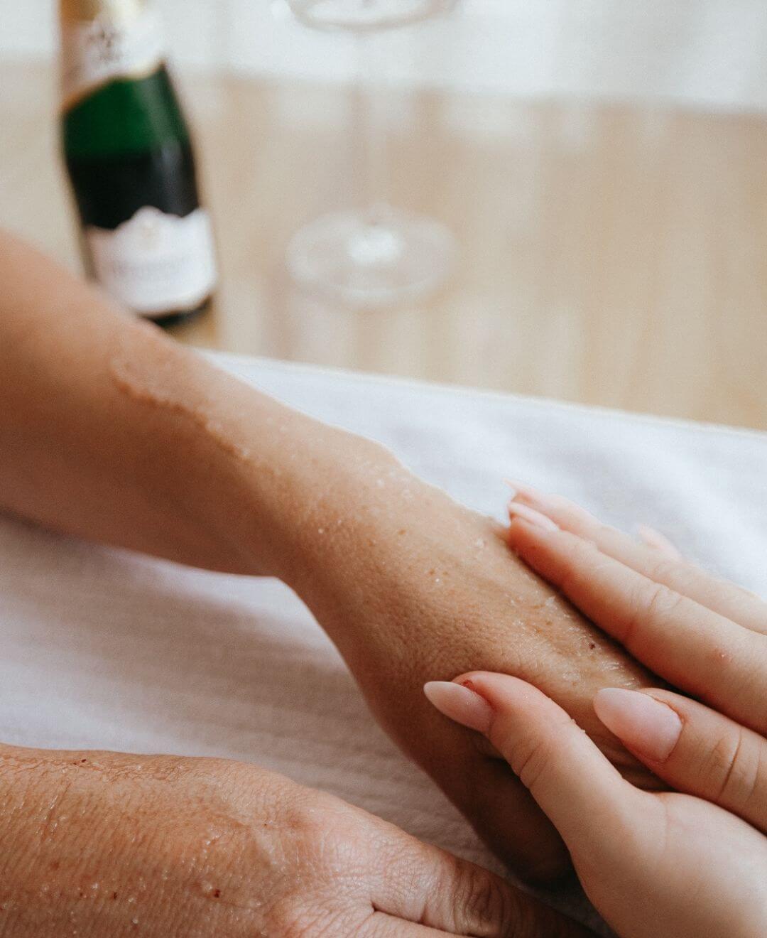 Manucure royale à Québec avec exfoliation des mains et soin complet chez Concept Beauté.