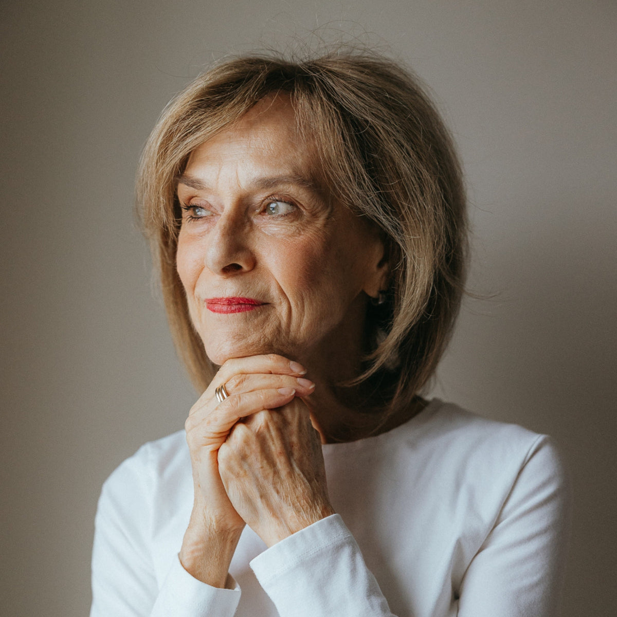 Femme mature illustrant les soins anti-âge du Plan L’Intemporel chez Concept Beauté Cap-Rouge, Charlesbourg et Lac-Beauport.