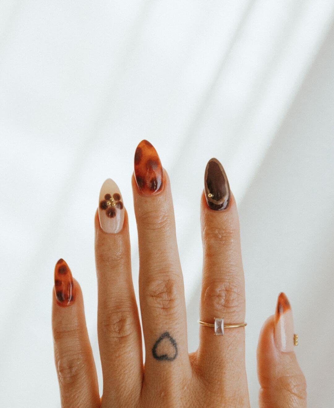 Pose d’ongles en gel à Québec avec nail art marbré et design tendance Concept Beauté.