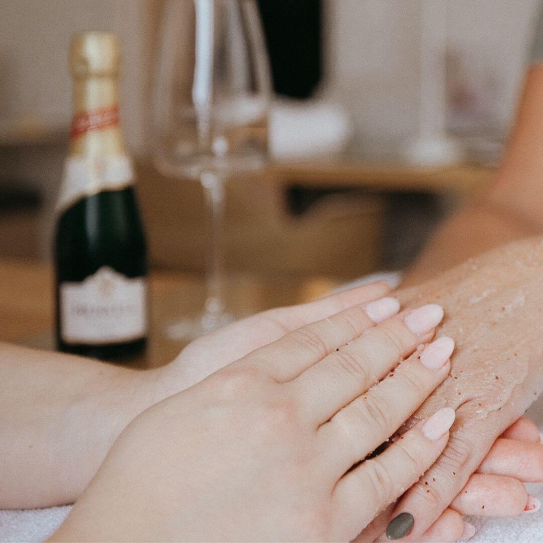 Manucure Royale à Québec, résine haute qualité, exfoliation, massage, masque hydratant et mousseux inclus.