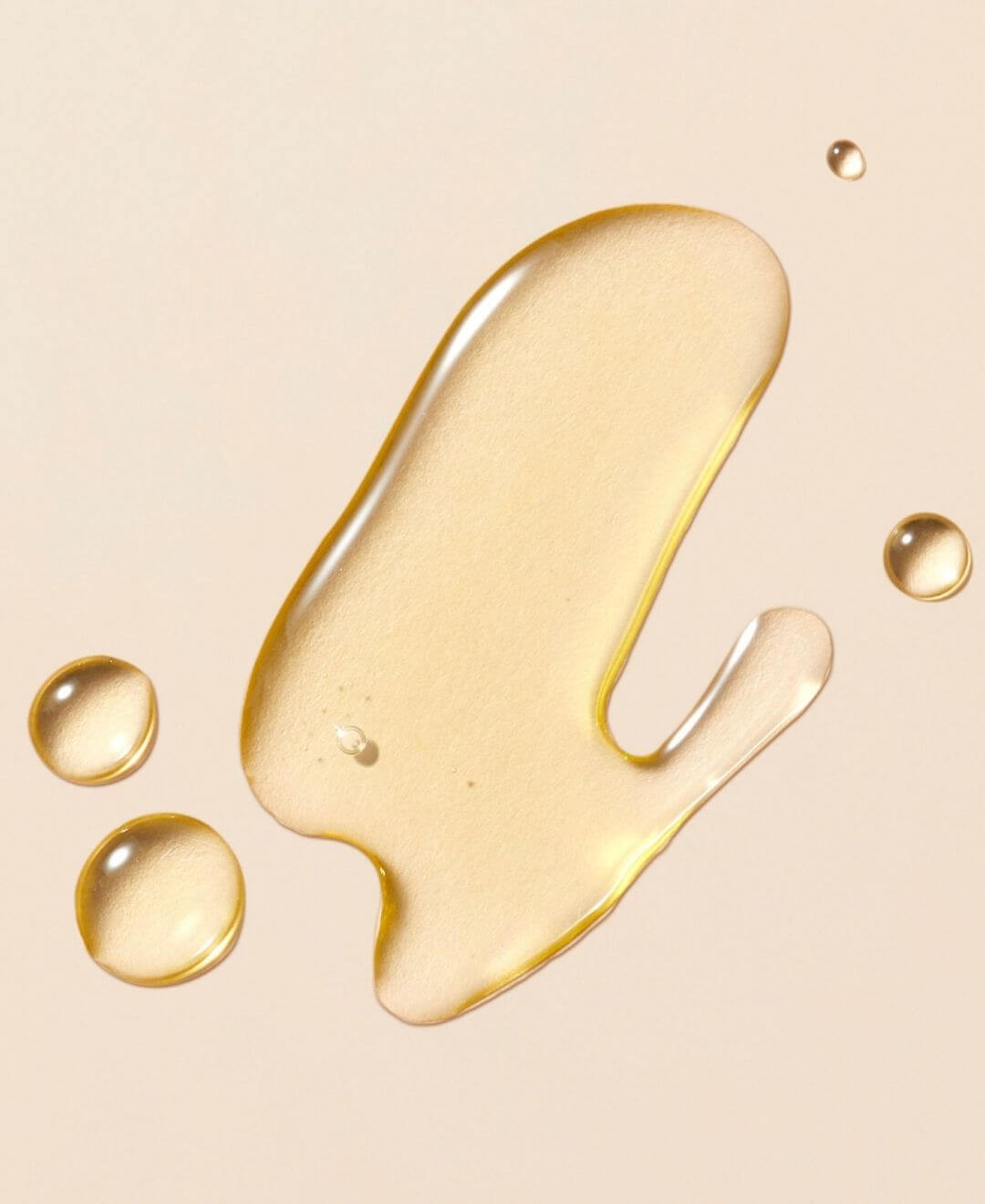 Texture soyeuse de l’Huile Sèche Esthederm Sun Bronz FPS 30, huile solaire nourrissante qui sublime le bronzage et protège la peau – Concept Beauté Québec