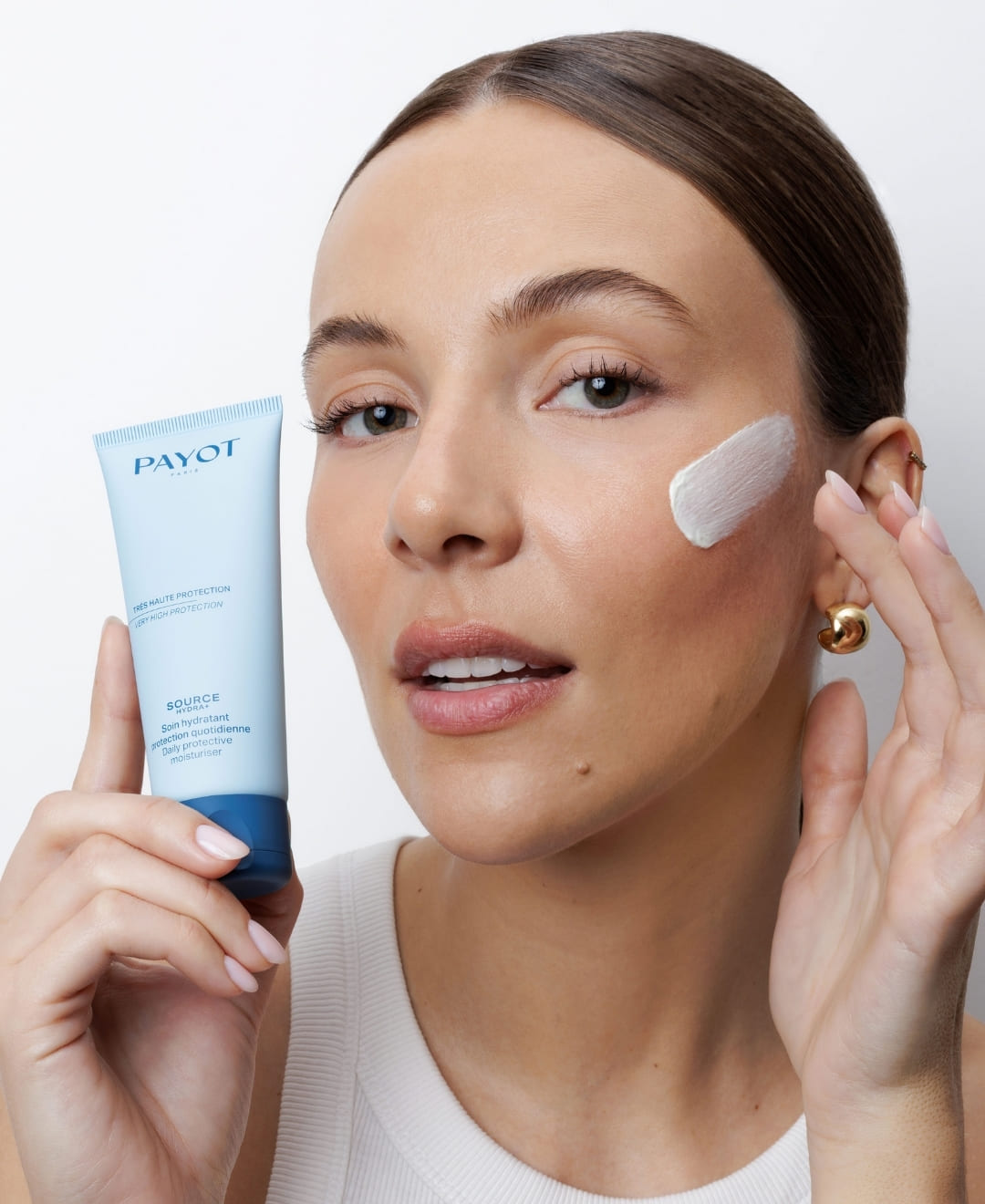 Application du Soin Hydratant Protection Quotidienne Source Hydra+ PAYOT sur le visage – Concept Beauté Québec.