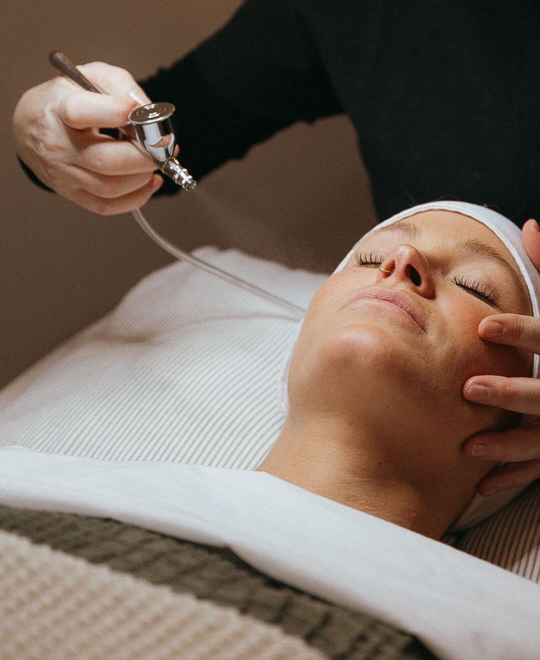 Soin à l’Oxygène Pur chez Concept Beauté à Québec. Oxygénation intense, teint lumineux, peau revitalisée et éclat immédiat.