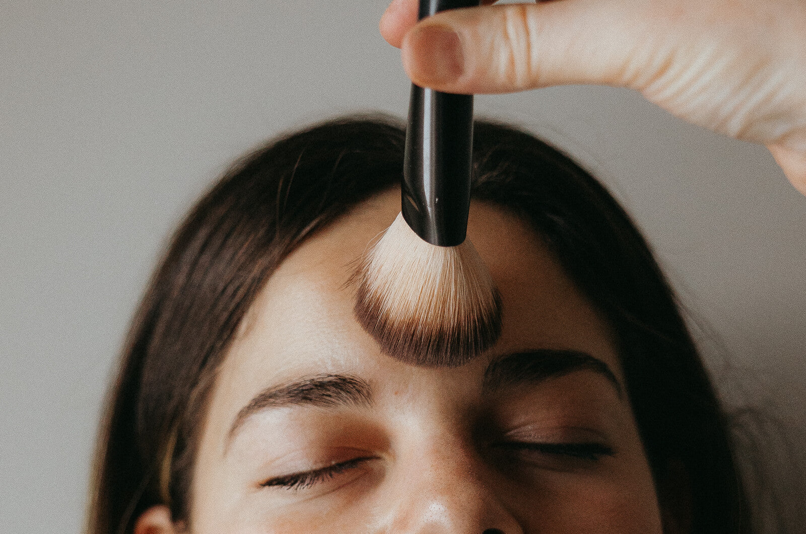 Maquillage professionnel et beauté des cils pour sublimer le regard, unifier le teint et révéler votre beauté naturelle avec précision et élégance.