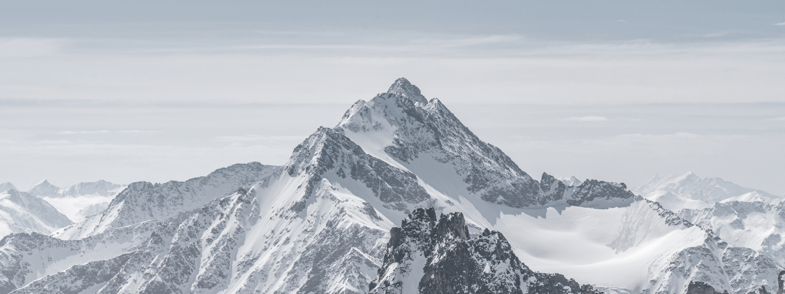 Bannière Swissline by Dermalab avec paysage alpin enneigé, évoquant l’expertise suisse et la performance des soins.