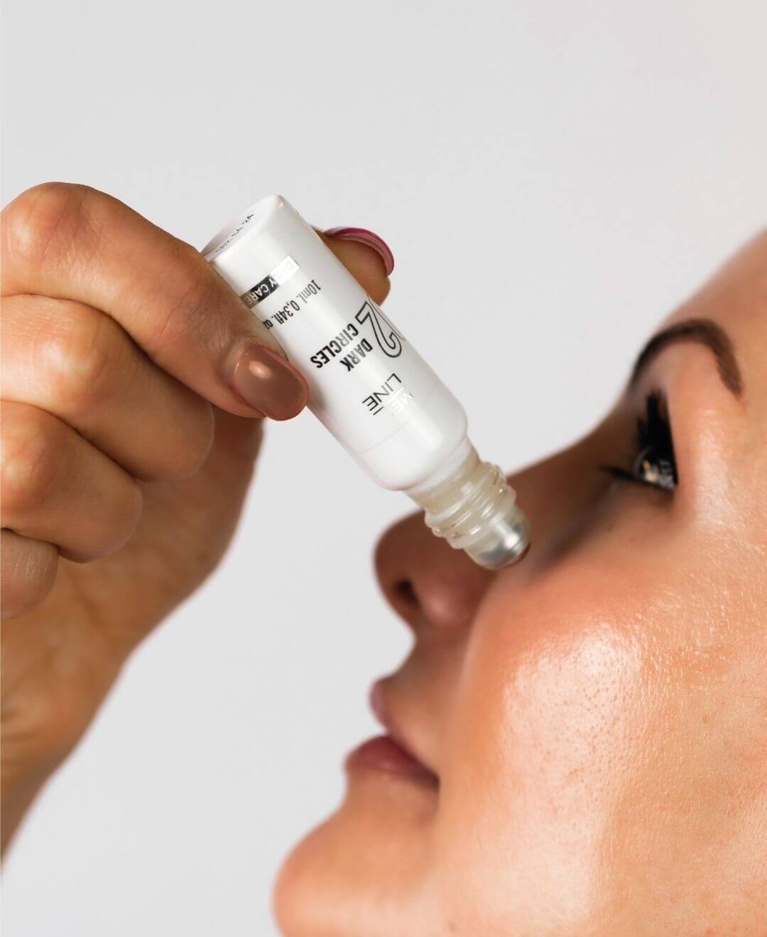 Application du sérum MeLine Dark Circles roll-on sous les yeux, soin anti-cernes illuminateur – Concept Beauté Québec