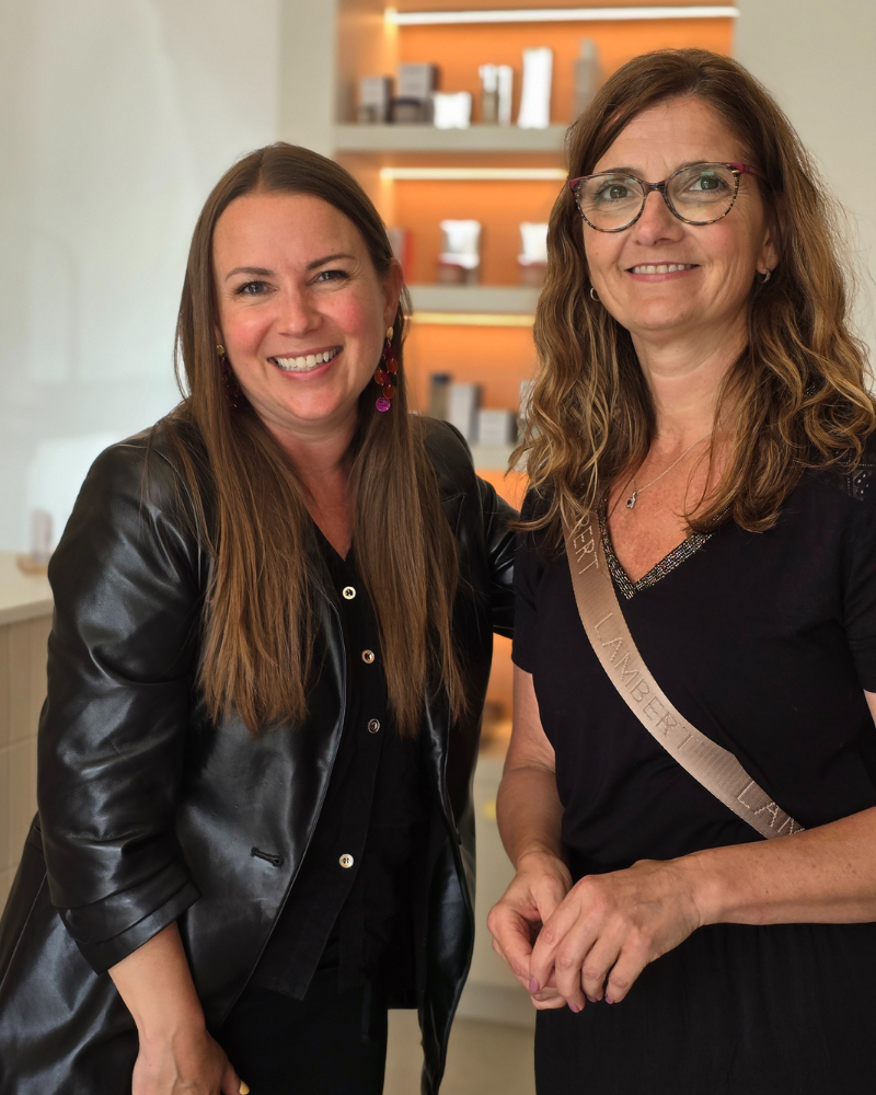 Deux femmes souriantes posant ensemble dans un salon Concept Beauté, devant une étagère de produits professionnels. Ce visuel illustre l’esprit chaleureux et exclusif du cercle des abonnées privilèges Concept Beauté, qui profite chaque mois d’avantages uniques : réductions sur les soins esthétiques et médico-esthétiques, offres personnalisées et accès privilégié aux nouveautés beauté. Un privilège qui permet de s’offrir une expérience haut de gamme et des résultats visibles, dans les succursales Concept Bea