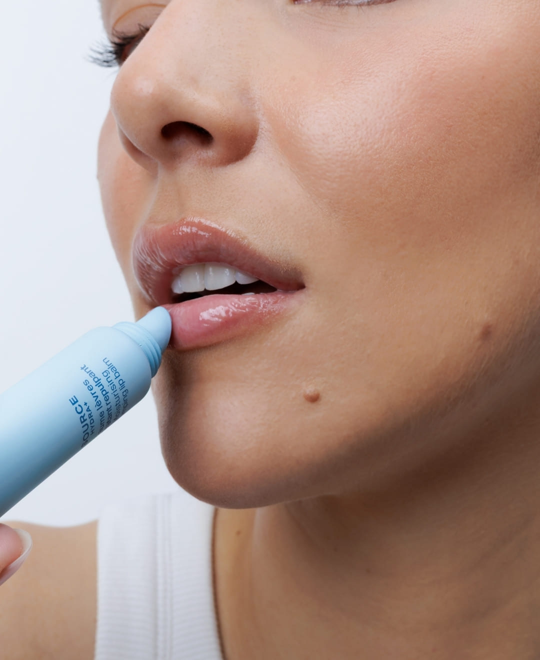 Application du Baume Lèvres Hydratant Repulpant Source Hydra+ PAYOT pour des lèvres hydratées – Concept Beauté.