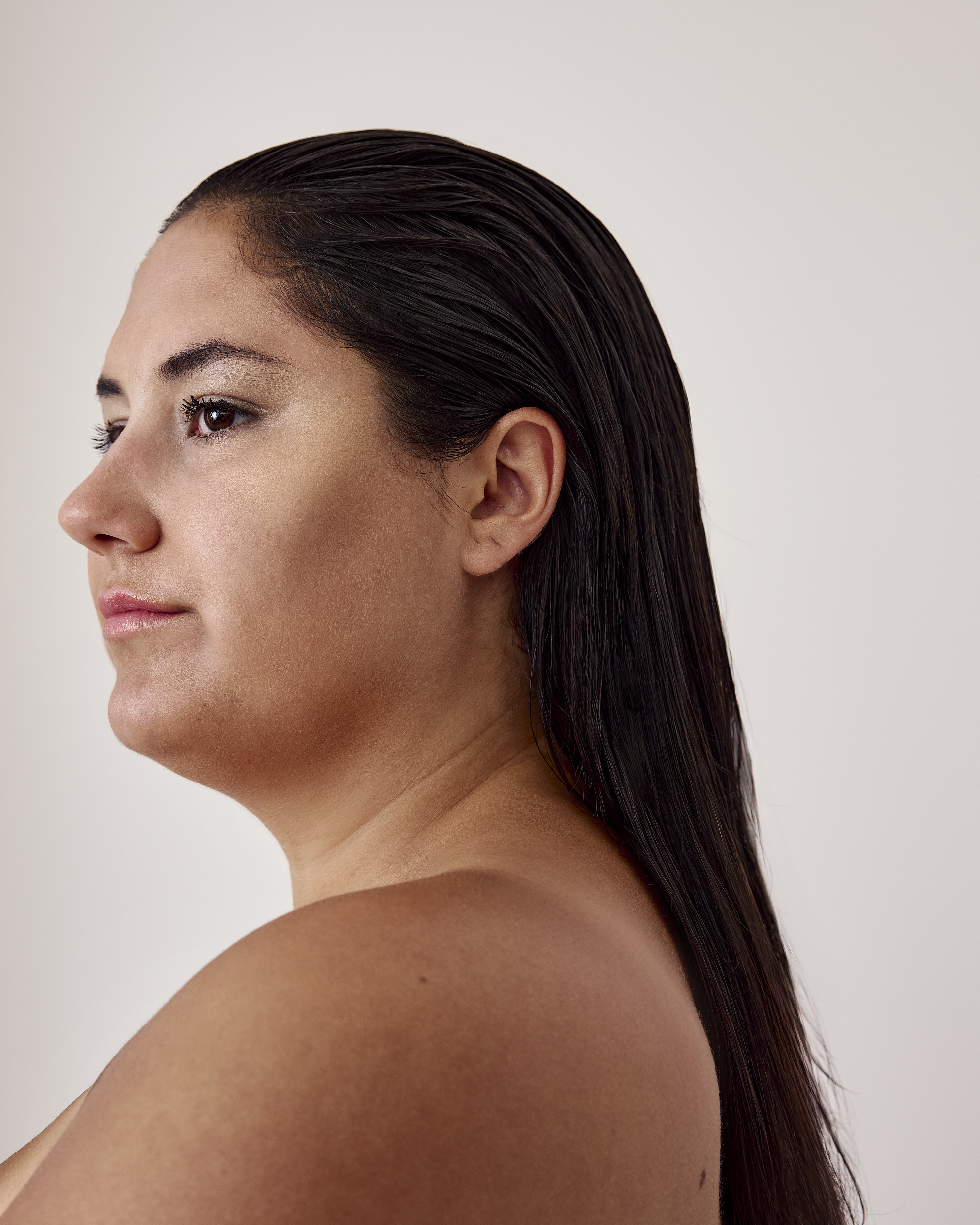 Femme dans la quarantaine, peau naturelle et éclatante, représentant le Plan annuels Les Femmes d’Impact 40-49 ans de Concept Beauté. Ce forfait médico-esthétique personnalisé comprend l’analyse VISIA, des soins du visage avancés comme BELA MD, ainsi que des traitements de radiofréquence et de lumière pulsée pour stimuler la production de collagène, raffermir la peau et atténuer rides et ridules. Conçu pour préserver l’élasticité, améliorer l’éclat et maintenir un teint uniforme, ce plan accompagne les femm