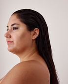 Femme dans la quarantaine, peau naturelle et éclatante, représentant le Plan annuels Les Femmes d’Impact 40-49 ans de Concept Beauté. Ce forfait médico-esthétique personnalisé comprend l’analyse VISIA, des soins du visage avancés comme BELA MD, ainsi que des traitements de radiofréquence et de lumière pulsée pour stimuler la production de collagène, raffermir la peau et atténuer rides et ridules. Conçu pour préserver l’élasticité, améliorer l’éclat et maintenir un teint uniforme, ce plan accompagne les femm