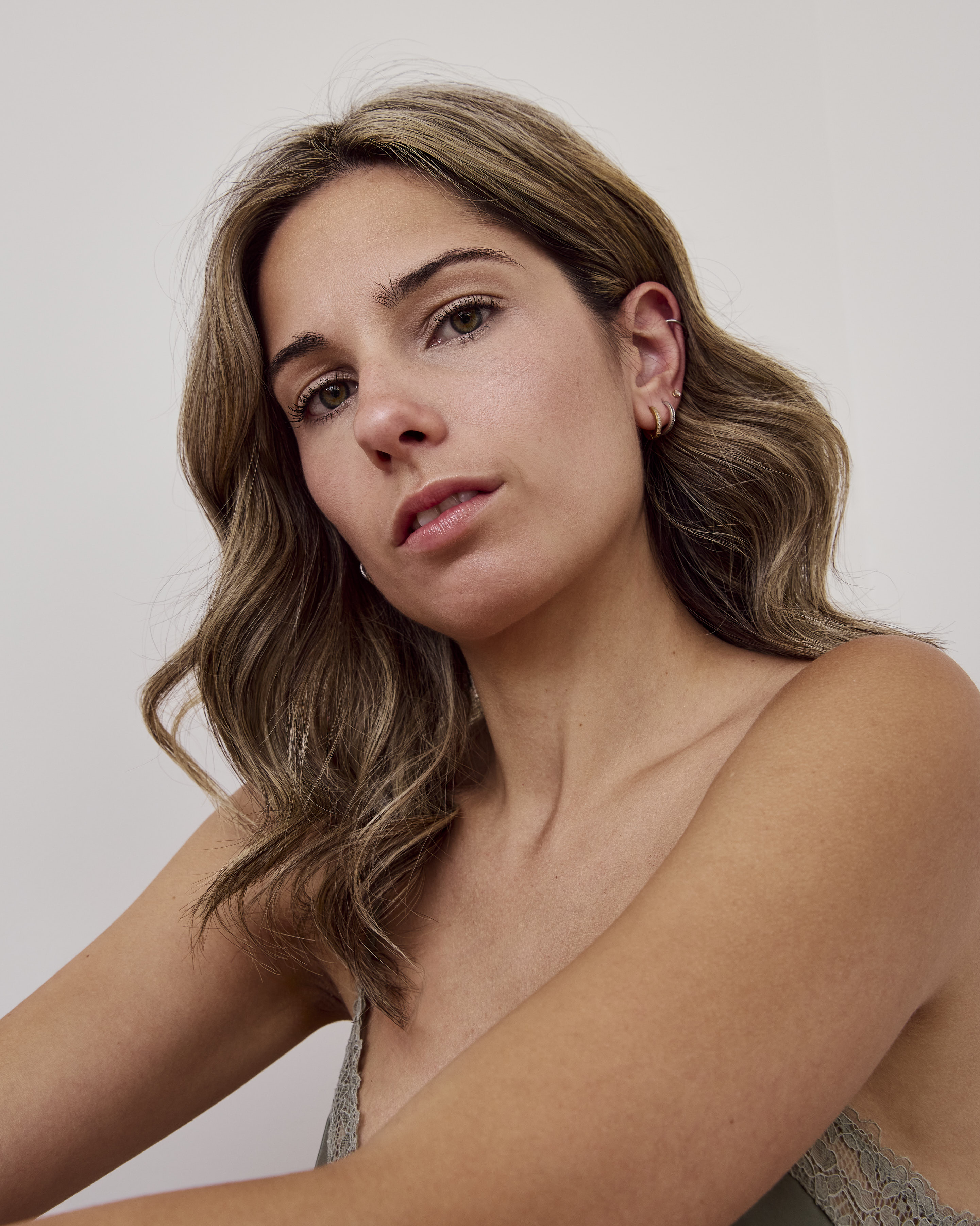 Femme dans la trentaine à la peau lumineuse et naturelle, représentant le Plan annuels Les Audacieuses 30-39 ans de Concept Beauté. Ce forfait médico-esthétique inclut des soins experts pour préserver la jeunesse de la peau, stimuler la production de collagène et prévenir les premiers signes du vieillissement cutané. Grâce à des traitements avancés comme l’imagerie VISIA, le soin du visage BELA MD et la radiofréquence, ce plan beauté aide à maintenir une peau ferme, éclatante et en santé, tout en s’adaptant