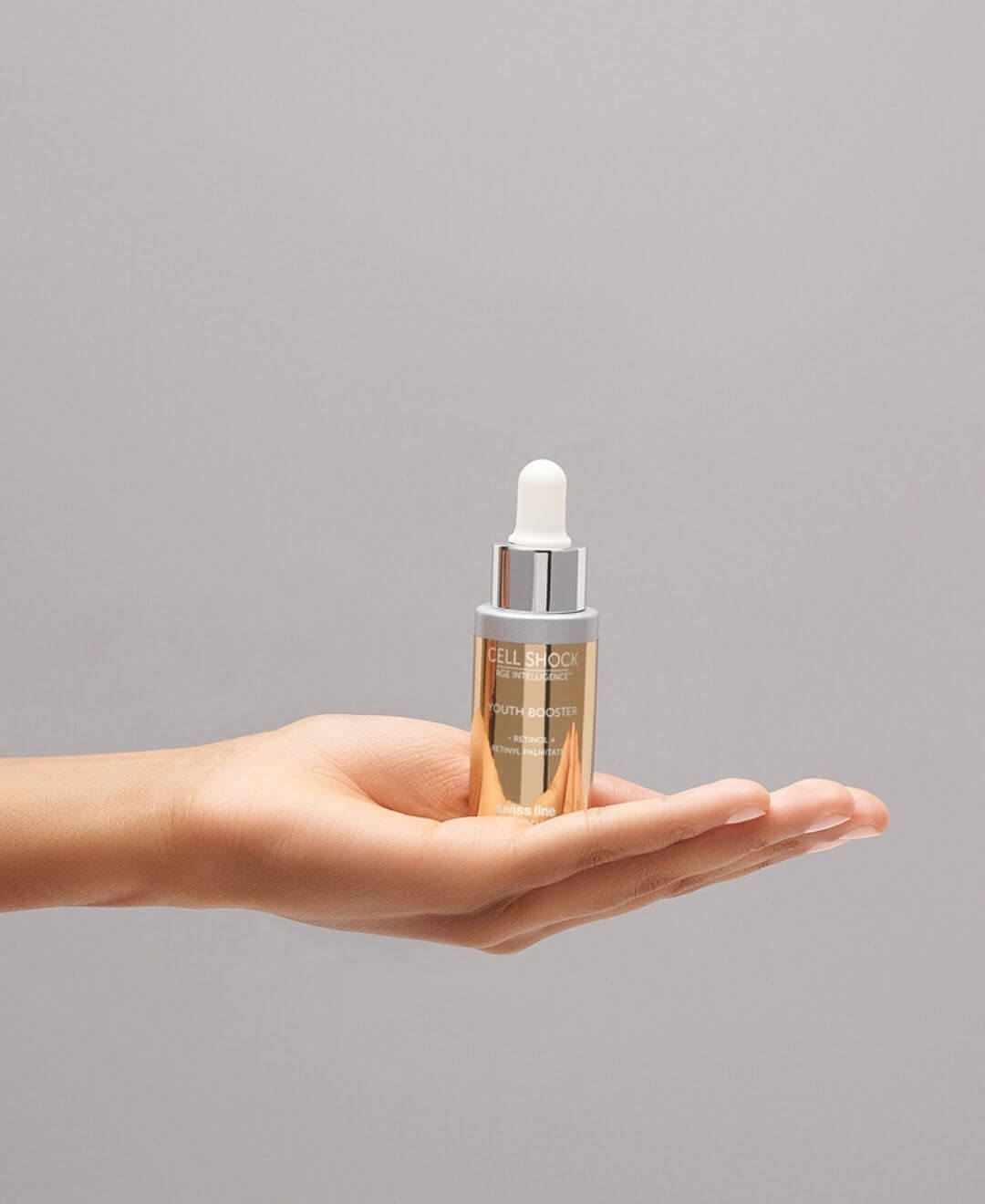 Sérum Youth Booster Cell Shock Age Intelligence de Swissline présenté dans la main, soin anti-âge concentré au rétinol.