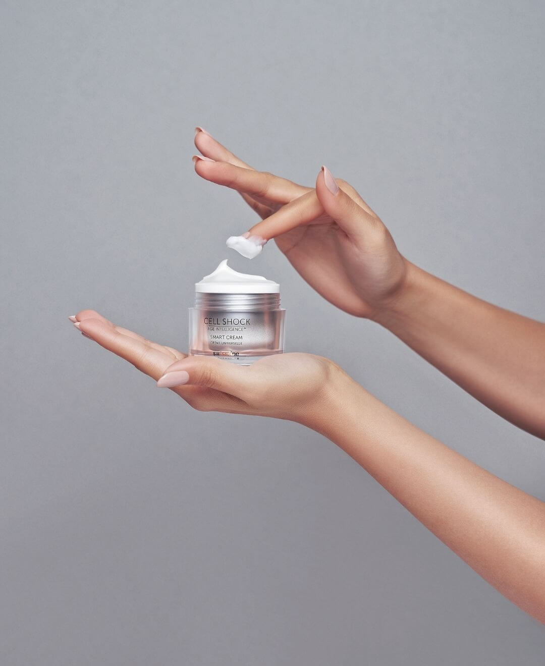 Application de la Smart Cream Cell Shock de Swissline, crème universelle anti-âge à la texture riche et soyeuse.