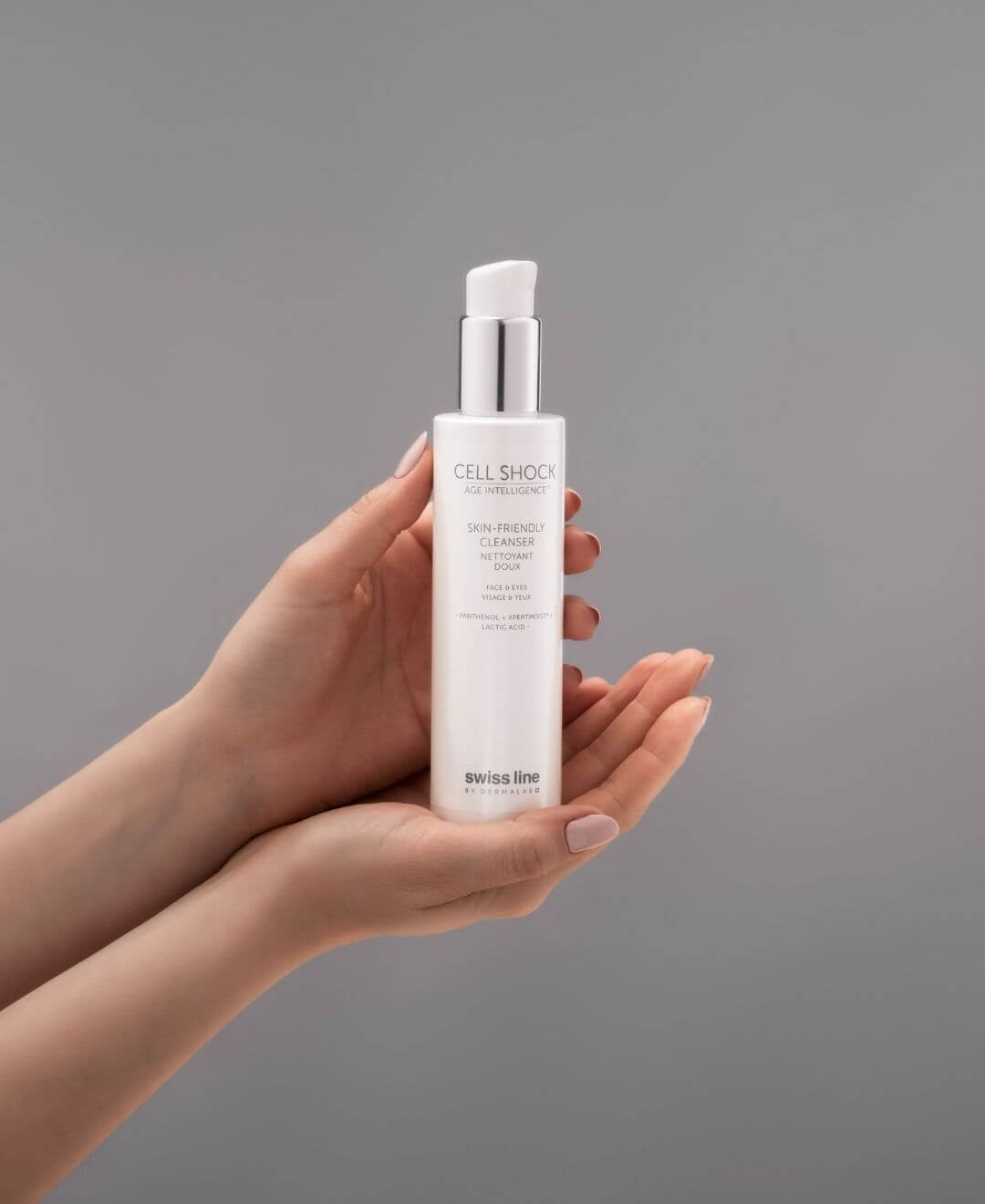 Nettoyant doux visage et yeux Cell Shock de Swissline tenu en main, soin nettoyant délicat pour une peau propre et confortable.