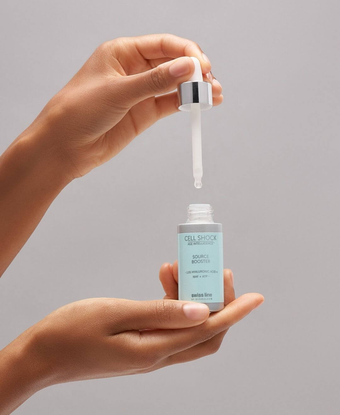 Source Booster Cell Shock Swissline appliqué à la pipette, sérum hydratant à l’acide hyaluronique, geste d’application.