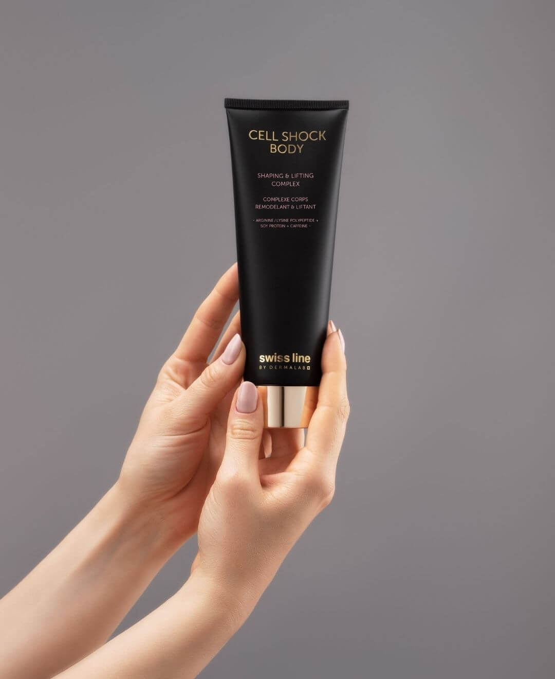 Soin corps Cell Shock Body Swissline, crème raffermissante et remodelante tenue en main, pour lisser et tonifier la silhouette.