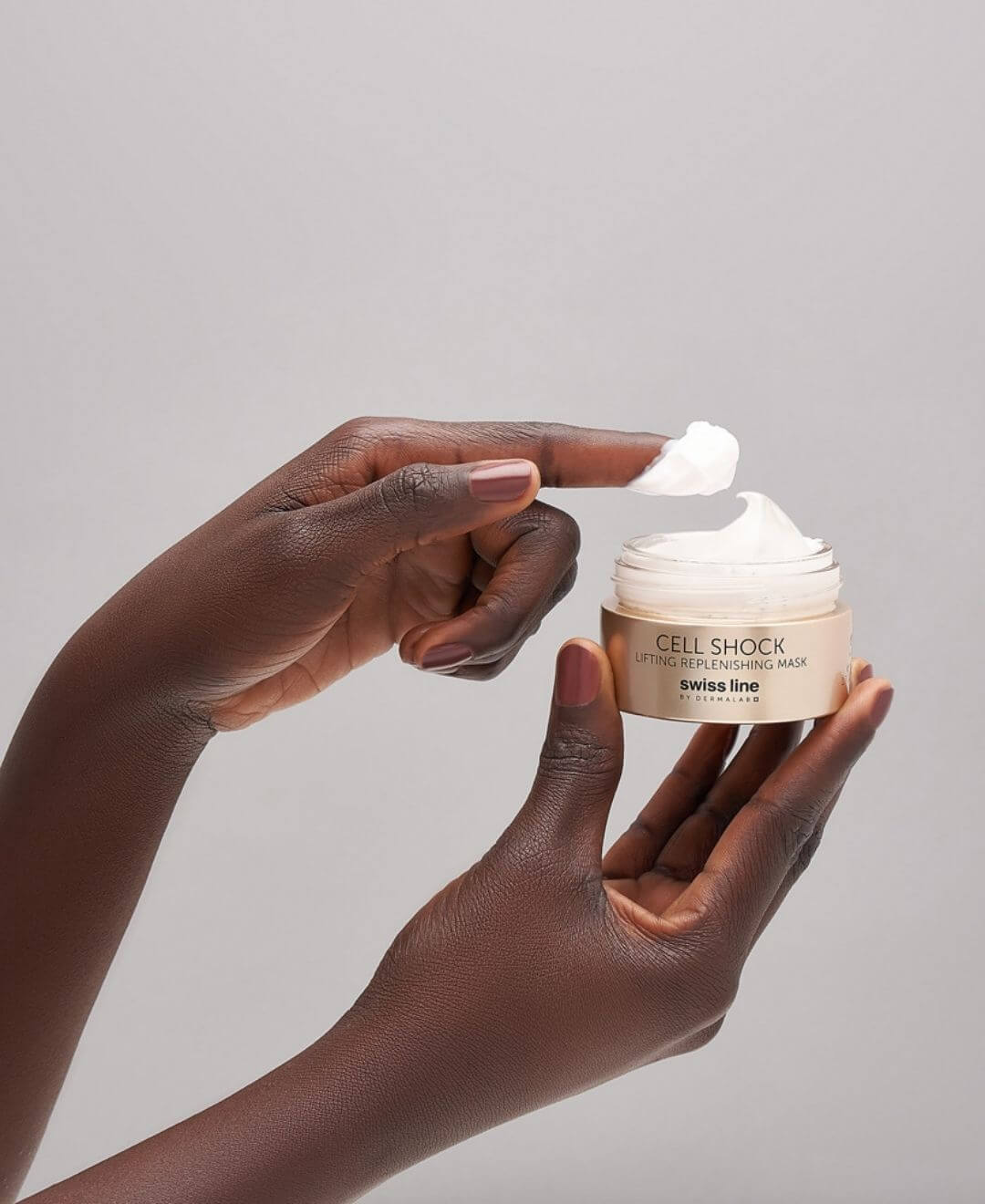 Application du masque liftant et régénérant Cell Shock Swissline, texture riche appliquée au doigt, soin visage raffermissant.