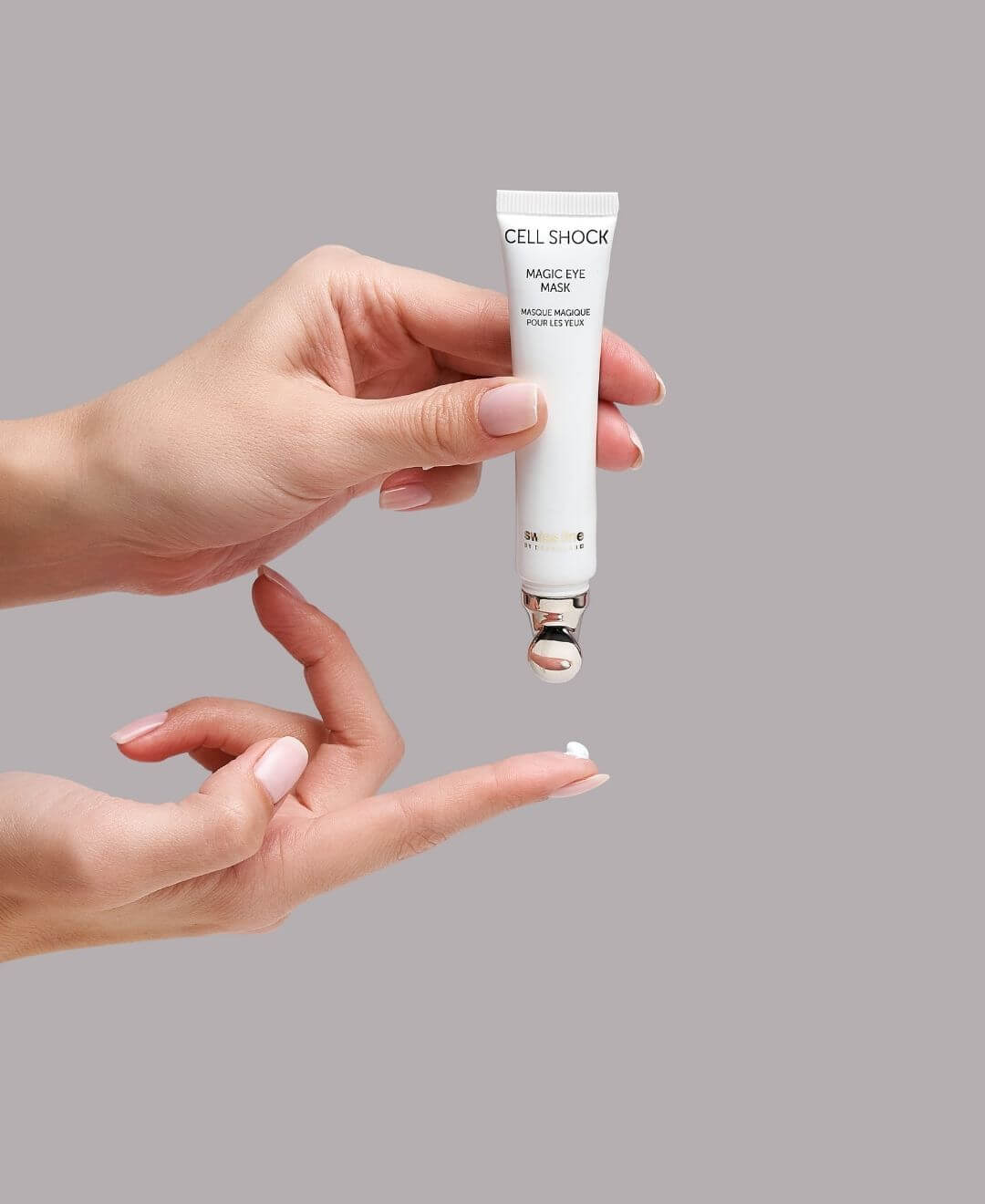 Masque magique pour les yeux Cell Shock Swissline, applicateur bille, texture crème appliquée sur le doigt.