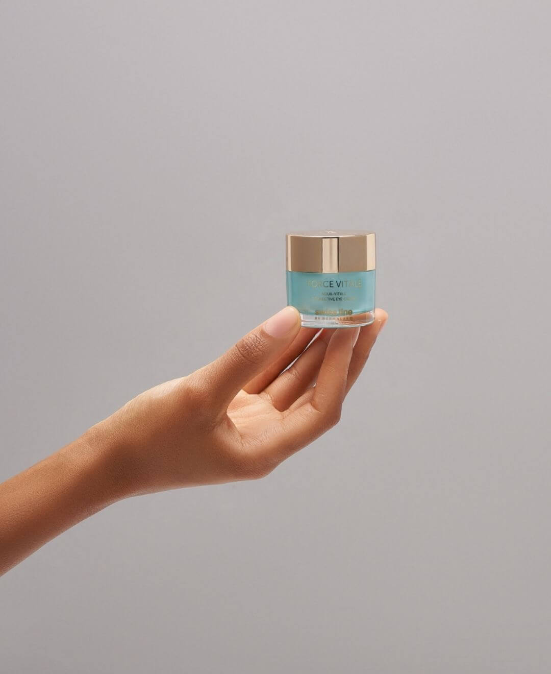 Crème contour des yeux Aqua-Vitale Force Vitale Swissline, soin hydratant correcteur présenté en main – Concept Beauté.