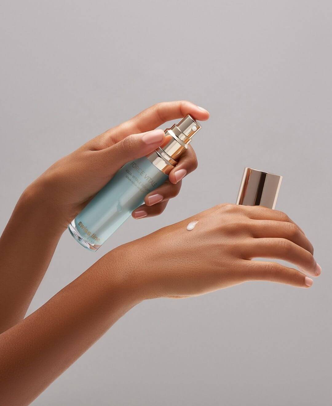Application du Sérum Aqua-Vitale 24 Force Vitale Swissline, texture fluide hydratante sur la peau – Concept Beauté.