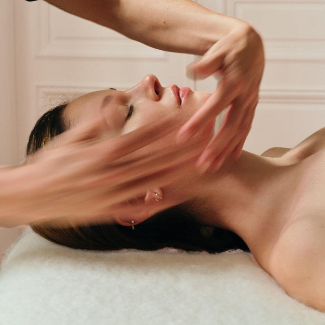 Soin du visage avec gestuelle experte, illustrant le Rituel Beauté de Concept Beauté pour une peau lumineuse et revitalisée.