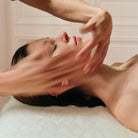 Soin du visage avec gestuelle experte, illustrant le Rituel Beauté de Concept Beauté pour une peau lumineuse et revitalisée.