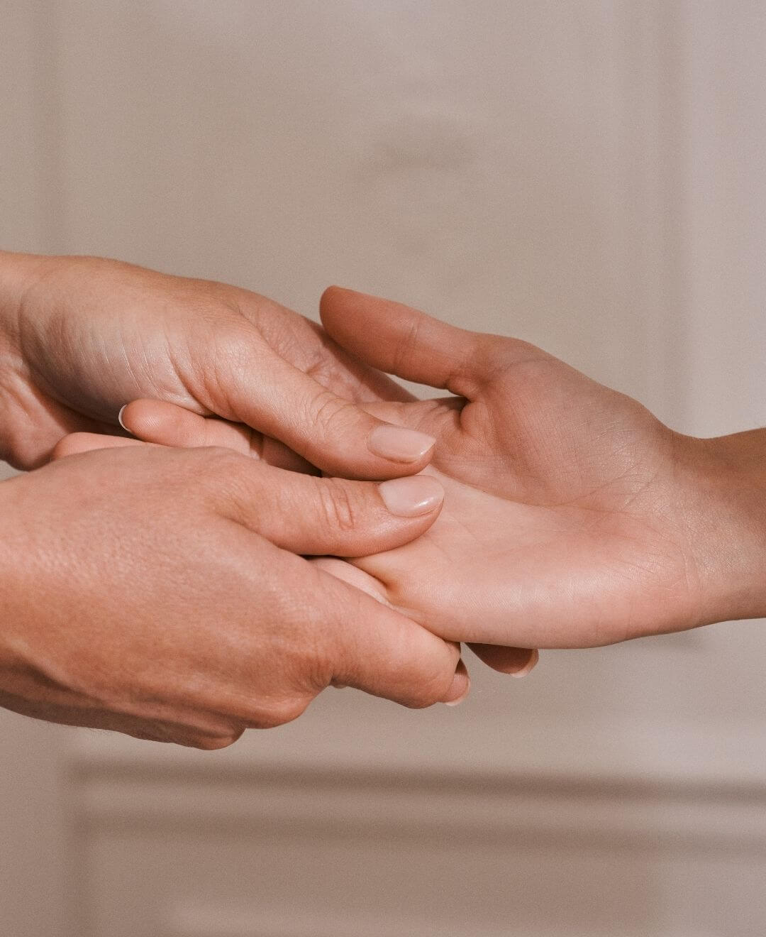 Modelage relaxant des mains lors du Rituel Beauté Concept Beauté, pour une détente complète et un moment de bien-être.