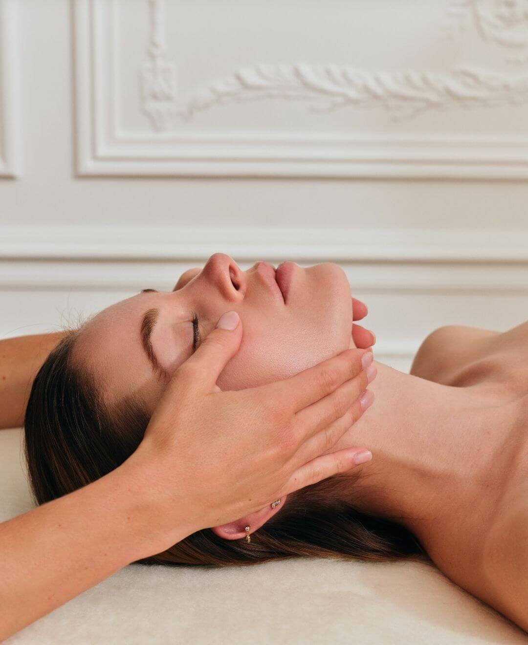 Soin du visage relaxant avec manœuvres expertes, illustrant le Rituel Beauté de Concept Beauté pour une peau éclatante.