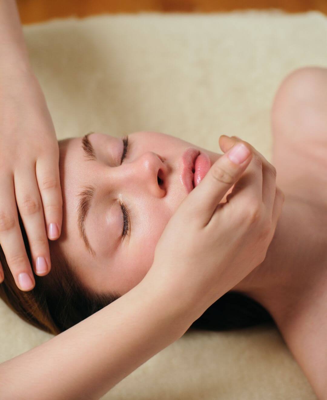 Soin du visage avec massage délicat et gestes enveloppants, illustrant le Rituel Beauté de Concept Beauté.