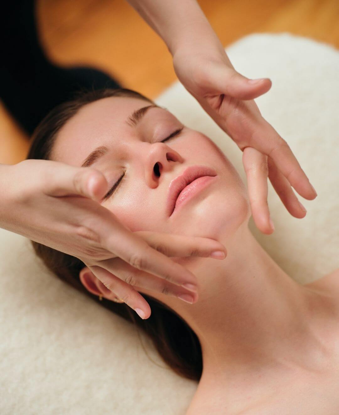 Soin du visage avec gestes experts et enveloppants, illustrant le Rituel Beauté de Concept Beauté pour une peau apaisée et lumineuse.