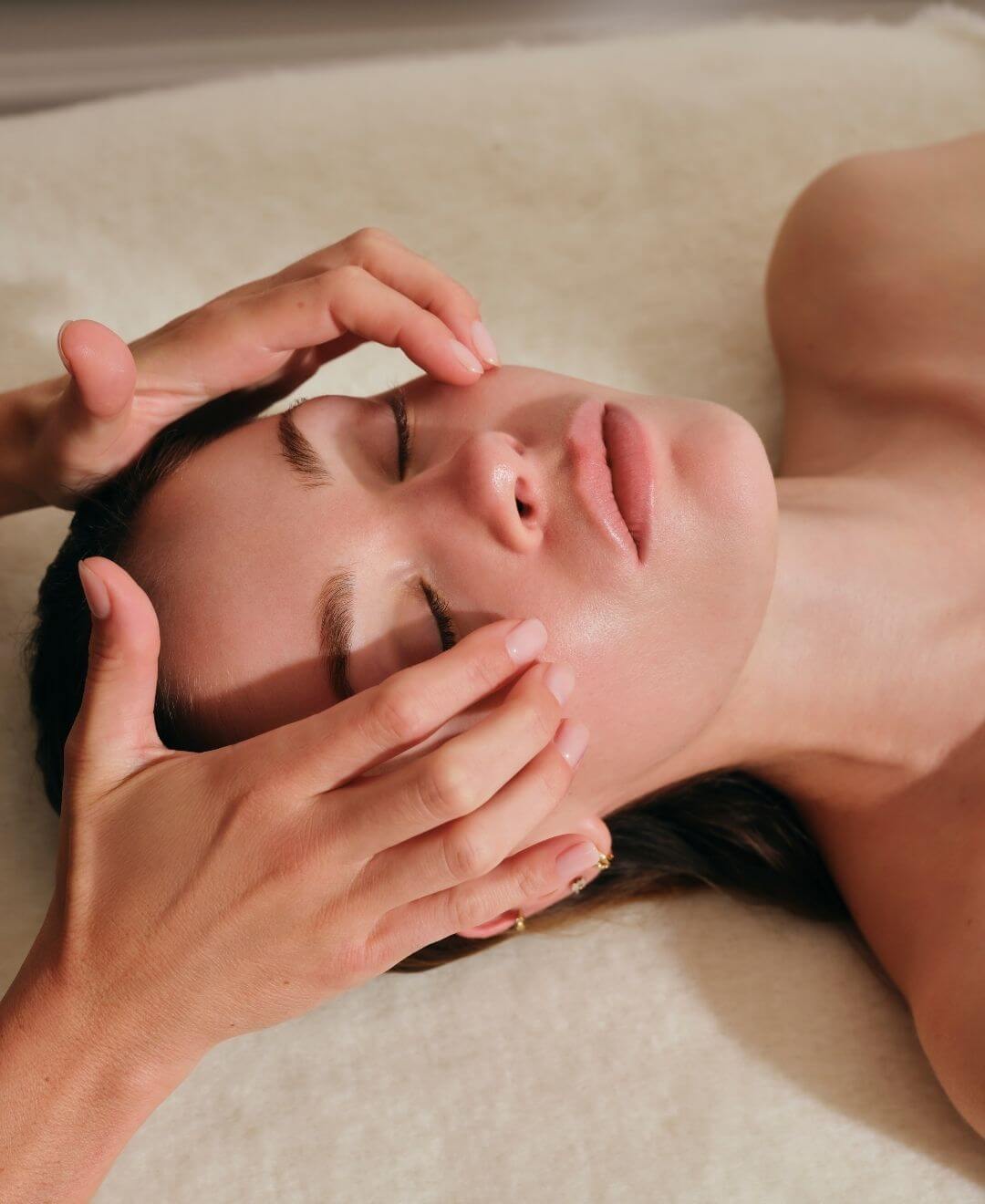 Massage du visage précis et apaisant, illustrant le Rituel Beauté de Concept Beauté pour une peau détendue et lumineuse.