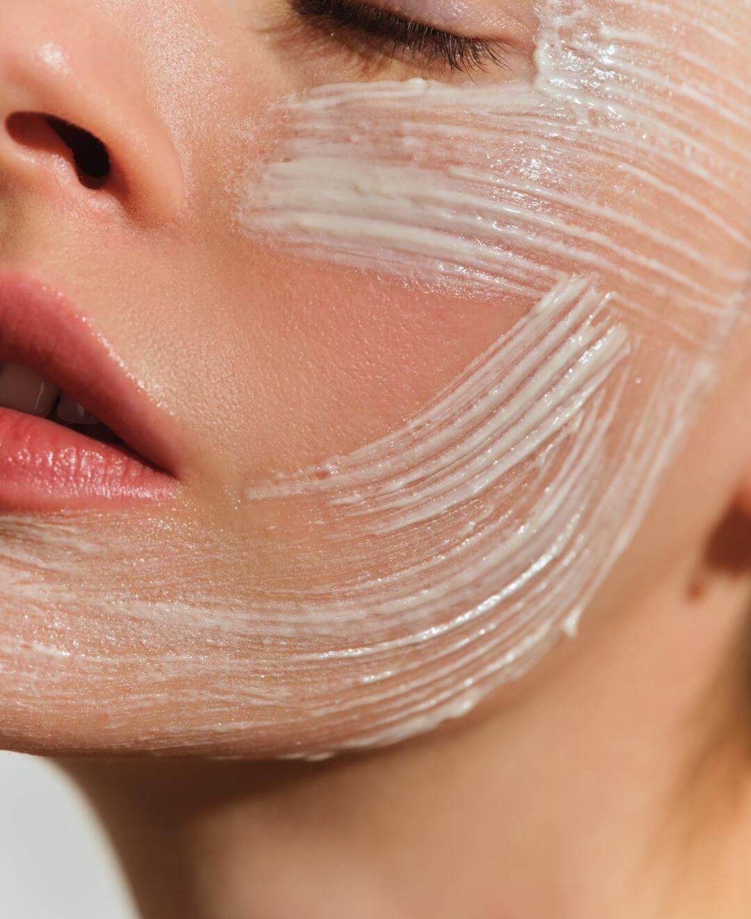 Application délicate d’un soin visage hydratant et exfoliant lors du Rituel Beauté Concept Beauté, pour une peau lisse et lumineuse.