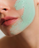 Masque visage purifiant appliqué sur la peau lors du Rituel Beauté Concept Beauté, pour un teint frais, net et revitalisé.