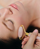 Massage du visage au rouleau de quartz lors du Rituel Beauté Concept Beauté, pour une peau tonifiée et éclatante.