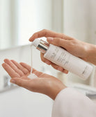 Application du Lait Nettoyant Doux Cell Shock Age Intelligence Swiss Line, nettoyant visage doux et hydratant – boutique en ligne Concept Beauté.