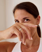 Manucure française avec renforcement à la résine à Québec, finition naturelle et élégante.